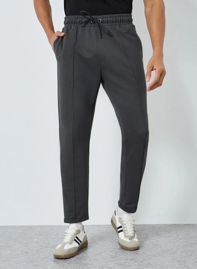 ستايلي جوغر بقصة سليم فت مع تفاصيل محزوزة وأربطة